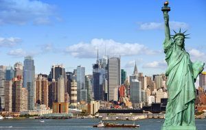 Statue de la Liberté avec la skyline de New York en arrière plan