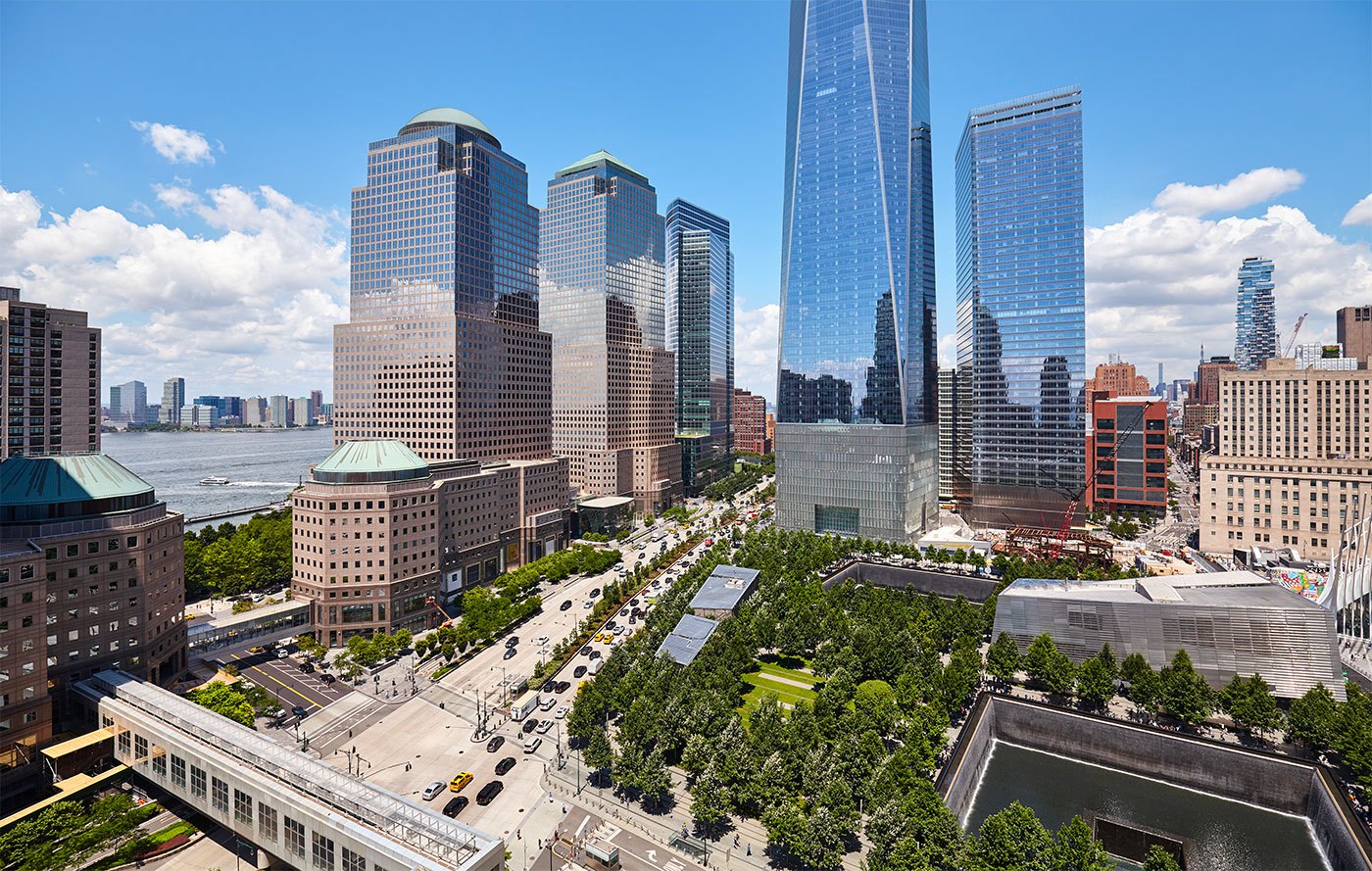 One World Observatory derrière le 9/11 Memorial du World Trade Center